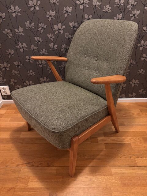 Renoverad fåtölj som klätts om i nytt tyg och fått ny stoppning. Stommen är putsad och har sen fått några lager med hårdvaxolja som ger en sammetslen och tålig yta.