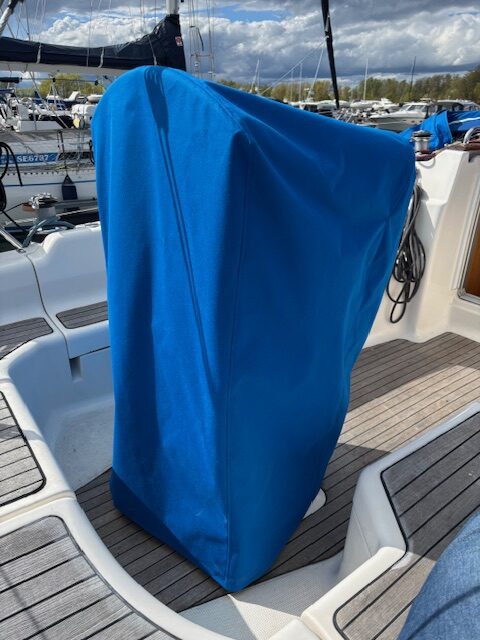 På styrpulpeten sitter bland annat mycket instrument som behöver skyddas från väder och vind. Då passar det jättebra med ett specialsytt överdrag i vattentät kapellväv med blixtlås för att enkelt kunna ta bort och sätta på den. 