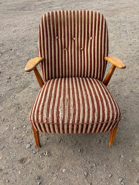 En gammal loppis-fyndad fåtölj som har trasigt tyg, slitna armstöd och en stoppning som blivit nersutten och platt. Här behövdes en rejäl översyn.